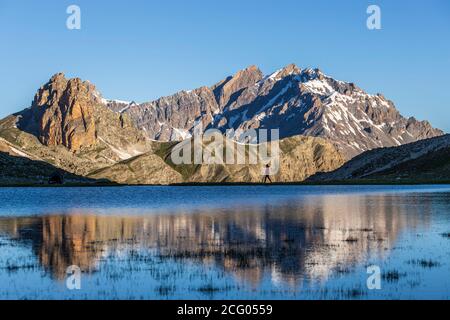 Frankreich, Alpes-de-Haute-Provence, Saint-Paul-sur-Ubaye, Roure Seen (2558 m), von links nach rechts die Aiguille Pierre André (2812 m), die Pics de la Fon Stockfoto