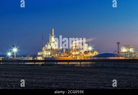 Ölraffinerie in Burgas, Bulgarien bei Nacht Stockfoto