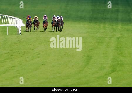 Hirsch Horn von Jockey Hollie Doyle (links) auf dem Weg zum Gewinn des Royal Sussex Regiment Handicap auf der Goodwood Racecourse, Chichester. Stockfoto