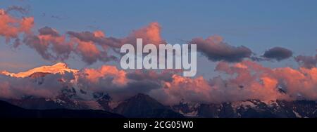 Frankreich, Haute Savoie, Alpen, Mont Blanc (4807m) am Abend Stockfoto