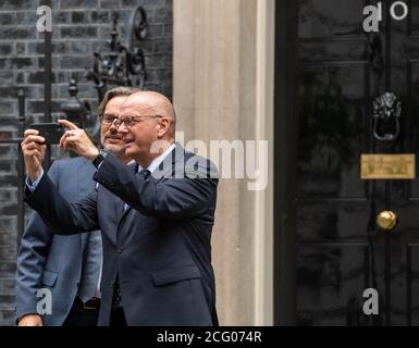 London 8. September 2020 Andreas Michaelis (rechts), deutscher Botschafter in Großbritannien nimmt einige Selfies auf, als er 10 Downing Street besucht, Quelle: Ian Davidson/Alamy Live News Stockfoto