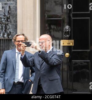 London 8. Sept (rechts)Andreas Michaelis, deutscher Botschafter in Großbritannien nimmt einige Selfies auf, als er 10 Downing Street besucht, Credit: Ian Davidson/Alamy Live News Stockfoto