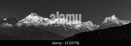 Ein Panoramablick auf den Berg Kanchenjunga in monochromer Form mit dem Gesamte Bergkette sichtbar in Sikkim Indien mit dunklem Vordergrund Und Hintergrund Stockfoto