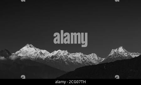 Ein Panoramablick auf den Berg Kanchenjunga in monochromer Form mit dem Gesamte Bergkette sichtbar in Sikkim Indien mit dunklem Vordergrund Und Hintergrund Stockfoto