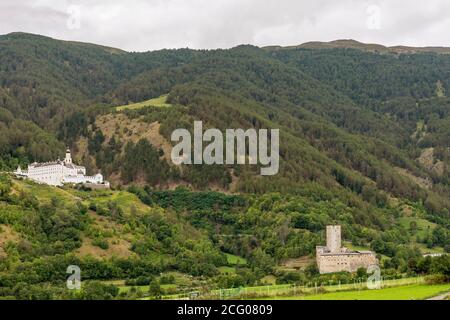 Die mittelalterliche Fürstenburg und die Abtei von Monte Maria in Burgusio, Mals, Südtirol, Italien Stockfoto