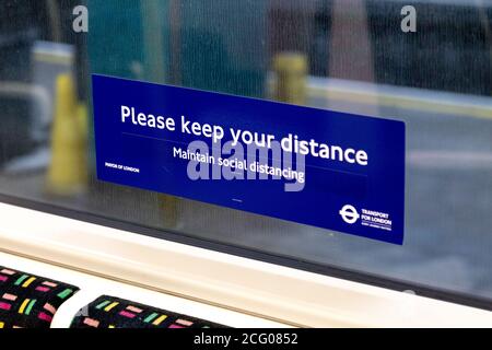 7. September, London, UK - 'Bitte halten Sie Abstand' Schild in der Metropolitan Line Rohrwagen während der Coronavirus-Pandemie Stockfoto