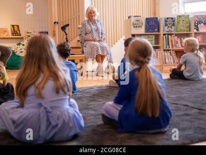 Die Herzogin von Cornwall spricht bei einem Besuch der Ivydale Primary School in South London mit Schülern, um die neue Bibliothek der Schule zu eröffnen und die Virtual School Library des National Literacy Trust am International Literacy Day zu eröffnen. Stockfoto