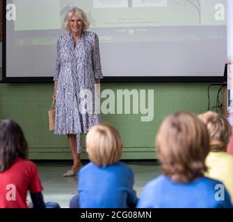 Die Herzogin von Cornwall spricht bei einem Besuch der Ivydale Primary School in South London mit Schülern, um die neue Bibliothek der Schule zu eröffnen und die Virtual School Library des National Literacy Trust am International Literacy Day zu eröffnen. Stockfoto