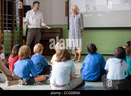 Die Herzogin von Cornwall spricht bei einem Besuch der Ivydale Primary School in South London mit Schülern, um die neue Bibliothek der Schule zu eröffnen und die Virtual School Library des National Literacy Trust am International Literacy Day zu eröffnen. Stockfoto