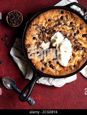 Chocolate Chip Erdnussbutter Pfanne Cookie. Stockfoto