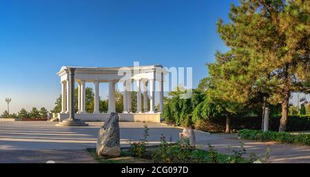 Tschernomorsk, Ukraine 08.22.2020. Seaside Park und Boulevard in Tschernomorsk Stadt an einem sonnigen Sommermorgen Stockfoto