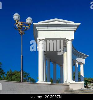 Tschernomorsk, Ukraine 08.22.2020. Kolonnade in Tschernomorsk Stadt an einem sonnigen Sommermorgen Stockfoto