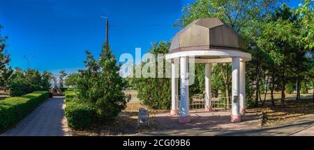 Tschernomorsk, Ukraine 08.22.2020. Seaside Park und Boulevard in Tschernomorsk Stadt an einem sonnigen Sommermorgen Stockfoto