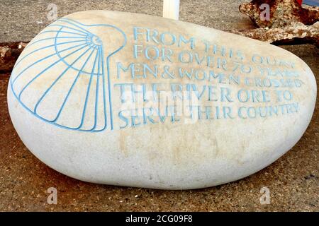 Orford, Suffolk, Großbritannien - 8. September 2020: Gedenkstein zur Erinnerung an die Arbeiter in Orford Ness, historisch die Heimat von geheimen militärischen Top-Projekten. Stockfoto