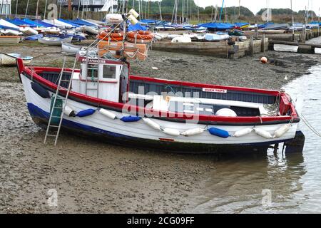 Orford, Suffolk, Großbritannien - 8. September 2020: Das unabhängige Fischerboot am Strand von Orford Quay. Stockfoto