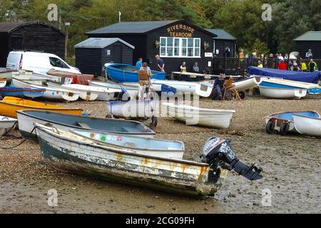 Orford, Suffolk, Großbritannien - 8. September 2020: Boote am Strand von Orford Quay. Stockfoto