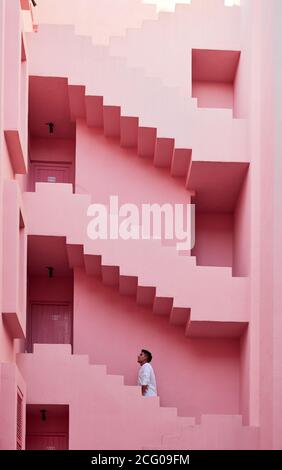 Junger latein in der 'Muralla Roja' in Calpe, Spanien Stockfoto