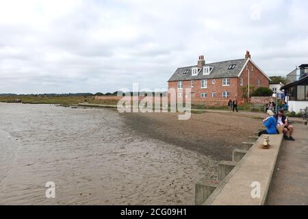 Orford, Suffolk, Großbritannien - 8. September 2020: Neue Häuser mit Blick auf den Fluss Alde. Stockfoto