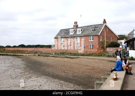 Orford, Suffolk, Großbritannien - 8. September 2020: Neue Häuser mit Blick auf den Fluss Alde. Stockfoto