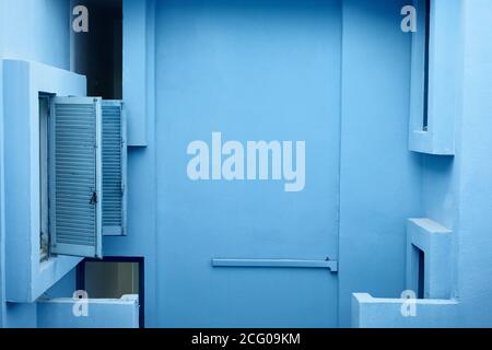 Blaues Gebäude in der 'Muralla Roja' in Calpe, Spanien Stockfoto