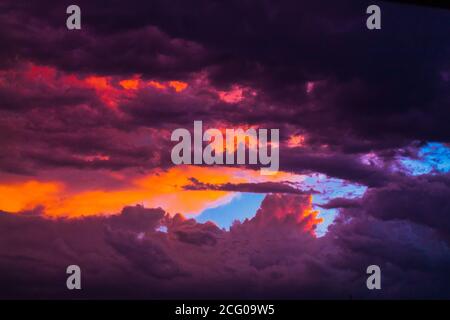 Majestätische Wolken orange, rot und lila im Sonnenuntergang in Mendoza. Stockfoto