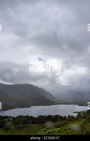 Glen Affric Pfad an einem regnerischen Tag, Schottland Stockfoto