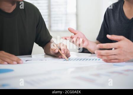 Junge startup Unternehmer Teamarbeit Brainstorming das neue Projekt Investitionen zu diskutieren. Stockfoto