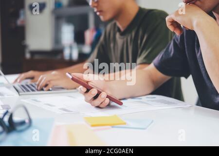 Programmierer und UX-UI-Designer arbeiten in einem Software Development und Coding Technologies. Mobile und Web site Design und Programmierung Entwicklung technolo Stockfoto