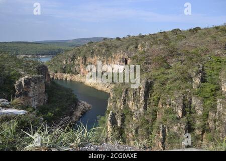 Canyon oder Canyon, Panoramafoto der Felsen, mit einem Süßwasserfluss in einem Nationalpark im Inneren von Brasilien, blauer Himmel Hintergrund, Brasilien, so Stockfoto