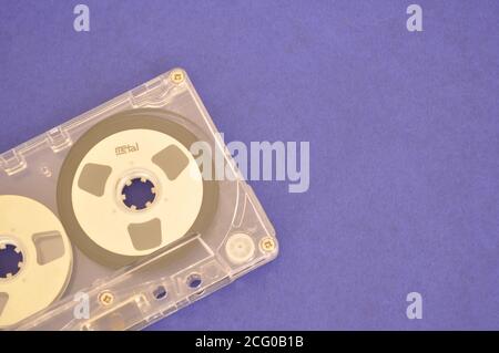 Metallkassettenband. Tonbandkassette aus Vintage-Metall, mit der Musik auf blauem Hintergrund im Kopierbereich aufgenommen wird Stockfoto