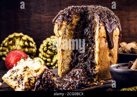 In Scheiben geschnittener ​​chocolate-Panettone mit tropfender Schokoladenfüllung, typisches Weihnachtsdessert in Brasilien und Italien Stockfoto