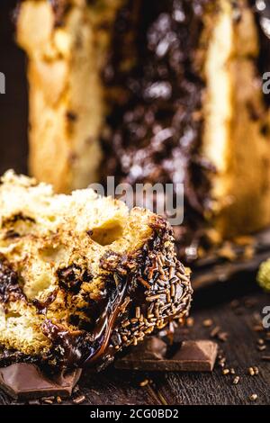 In Scheiben geschnittener ​​chocolate-Panettone mit tropfender Schokoladenfüllung, typisches Weihnachtsdessert in Brasilien und Italien Stockfoto