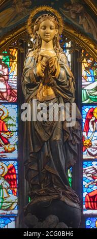 BARCELONA, SPANIEN - 5. MÄRZ 2020: Die geschnitzte polychrome Skulptur der Unbefleckten Empfängnis in der Kirche Església de la Concepció aus dem 20. Jh. Stockfoto