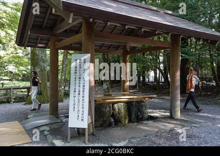 Ise, Japan. September 2020. Touristen besuchen den Ise Jingu-Schrein.die japanische Regierung treibt die umstrittene "Go to Travel"-Rabattkampagne voran, die seit Juli Inlandsreisen fördert, um der Wirtschaft des Landes zu helfen. Kredit: SOPA Images Limited/Alamy Live Nachrichten Stockfoto