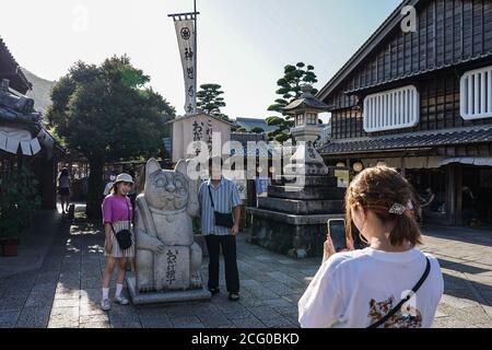 Ise, Japan. September 2020. Touristen posieren für ein Foto neben einem Wandgemälde am Ise Jingu-Schrein.die japanische Regierung treibt die umstrittene "Go to Travel" Rabatt-Kampagne, Förderung von Inlandsreisen seit Juli, um die Wirtschaft des Landes zu helfen. Kredit: SOPA Images Limited/Alamy Live Nachrichten Stockfoto