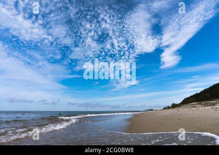Schöner blauer Himmel über dem Meer, der Meereslandschaft und den Wellen Stockfoto