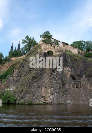 Vysehrad Burg in Prag aus der Sicht des Flusses, mit einem Straßentunnel Portale und Ruinen von "Libuse's Bath", eine ehemalige mittelalterliche Festung. Stockfoto