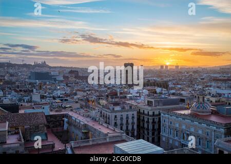 Barcelona - der Sonnenuntergang über der Stadt mit der gotischen Kirche Santa Maria del Pi im Zentrum. Stockfoto