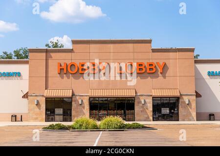Flowood, MS / USA - 9. August 2020: Hobby Lobby Store Front mit leerem Parkplatz und Kopierplatz. Stockfoto