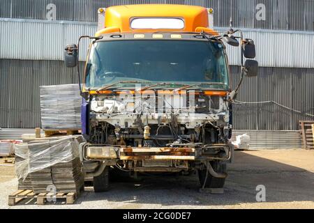 Ein alter halb zerlegter LKW steht im Werksgebiet Stockfoto