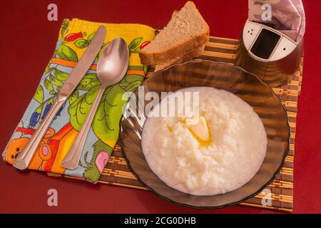 Porridge mit Milch und Butter am Morgen zum Frühstück. Stockfoto