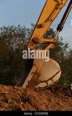 Seitenansicht des Baggerschaufels auf der Baustelle Graben Stockfoto