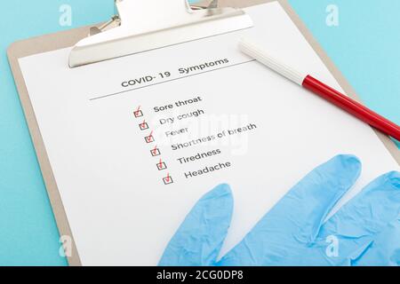 Checkliste in der Zwischenablage COVID-19 Symptome Konzept. Evaluierungsliste Covid-Ausbruch Stockfoto