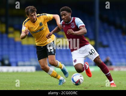 SOUTHEND AUF SEE, ENGLAND. 8. SEPTEMBER Lewis Gard von Southend United und Olapado Afolayan von West Ham United kämpfen während des EFL Trophy-Spiels zwischen Southend United und West Ham United in Roots Hall, Southend um den Besitz. (Kredit: Jacques Feeney) Gutschrift: MI Nachrichten & Sport /Alamy Live Nachrichten Stockfoto