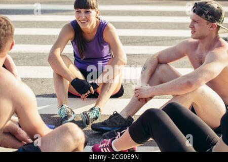 Gruppe von Freunden entspannen und eine Pause nach der Arbeit In einem Cross-Training-Fitnessstudio Stockfoto