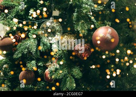 Weihnachten festliche Grüner Baum mit vielen Kugeln und festliche Lichter. Weihnachten Hintergrund. Stockfoto