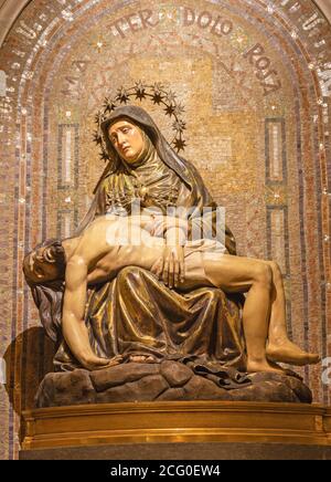 BARCELONA, SPANIEN - 5. MÄRZ 2020: Die geschnitzte polychrome Skulptur von Pieta (Deposition) in der Kirche Iglesia Santa Maria de Gracia de Jesus. Stockfoto