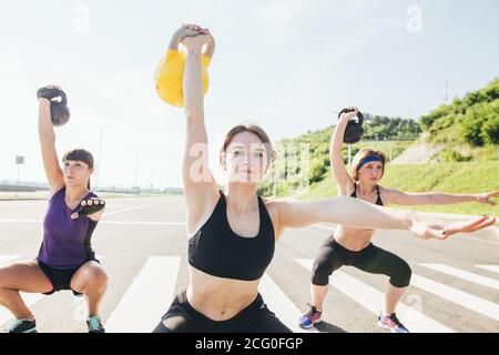 Gruppe in funktionelle Fitness Training mit kettlebell im Sport Fitnessraum Stockfoto