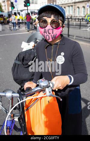 London, Großbritannien. September 2020. Extinction Rebellion Protestierenden halten eine Demonstration vor den Shell Büros, Jubilee Gardens, London, 8. September 2020 ab und fordern ein Ende der fossilen Energiegewinnung, des Ökozids und der Unterdrückung im globalen Süden, gefolgt von einem reparationsmarsch zum Parlament.Quelle: Denise Laura Baker/Alamy Live News Stockfoto