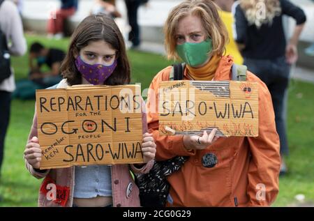 London, Großbritannien. September 2020. Extinction Rebellion Protestierende veranstalten eine Demonstration vor den Shell-Büros, Jubilee Gardens, London, 8. September 2020, die ein Ende der fossilen Energiegewinnung, des Ökozids und der Unterdrückung im globalen Süden fordert, gefolgt von einem reparationsmarsch vor dem Parlament. Eine Mutter und Tochter rufen zu Reparationen an Ogoni und Saro-wiwa Völker Kredit: Denise Laura Baker/Alamy Live News Stockfoto